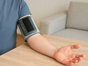 Ηλεκτρονικό Πιεσόμετρο Μπράτσου Αυτόματης Μέτρησης Πίεσης & Παλμών Ακριβής & Άνετη Παρακολούθηση Στο Σπίτι